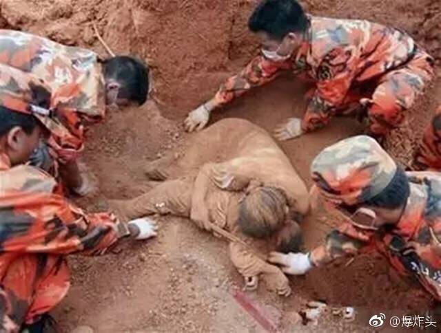 台南地震中的伟大瞬间，父母肉身护孩子的力量