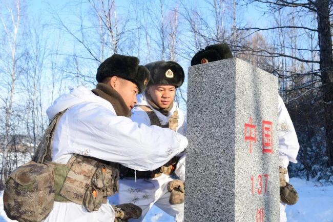 北极哨兵与南沙卫士共同书写祖国万岁