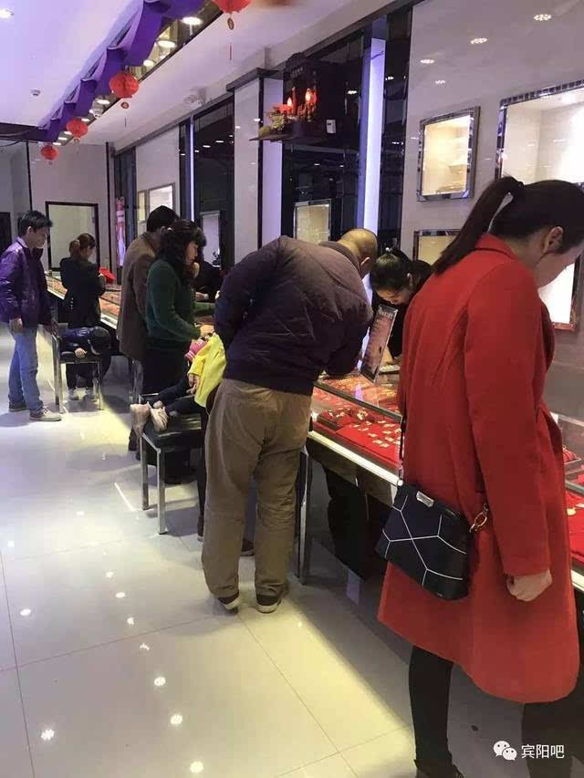 年轻人挤进打金店，追求财富的新风潮