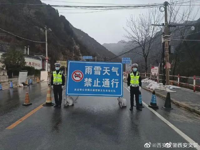 大雪封闭高速公路，一场雪花与路途的交响曲